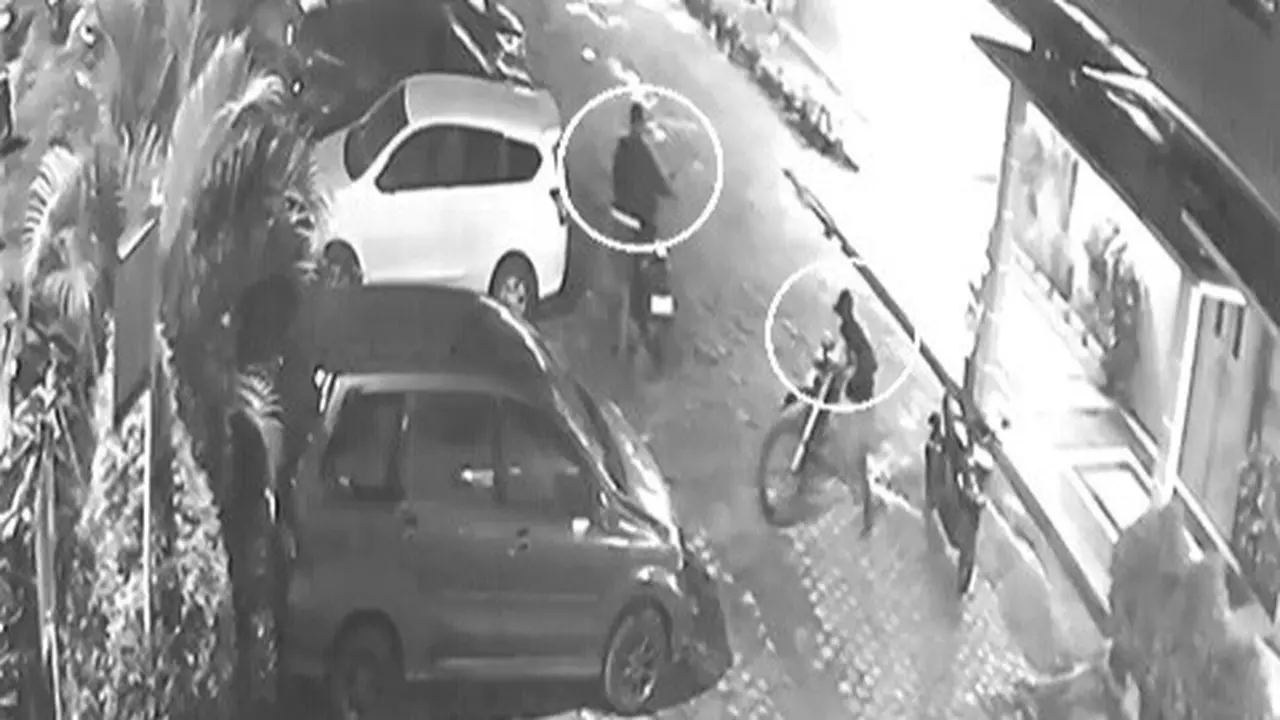 Tangkapan layar rekaman kamera CCTV saat dua tersangka mencuri 3 motor sekaligus di Parkiran Rumah Sakit Medika Insani.