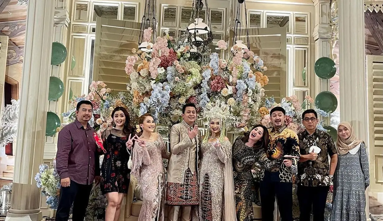 Malam itu Depe tampil anggun dengan dress batik yang cantik bernuansa hitam dan emas. (Instagram @dewiperssikreal.new)