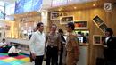 Wakapolri Komjen Pol Syafruddin bersama Menhub Budi Karya Sumadi dan Menpan RB Asman Abnur meninjau tempat Pelayanan pengurusan BPKB online alias e-BPKB seusai peluncuran di gedung Ditlantas Polda Metro Jaya, Senin (13/11). (Liputan6.com/Johan Tallo)