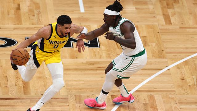 Tyrerse Haliburton berduel dengan Jrue Holiday di laga final wilayah timur NBA