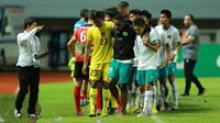 Pemain Timnas Indonesia U-17, Iqbal Gwijangge dibantu rekannya untuk berjalan usai laga melawan Palestina pada laga Grup B Kualifikasi Piala Asia U-17 2023 di Stadion Pakansari, Bogor, Jumat (7/10/2022). (Bola.com/M Iqbal Ichsan)