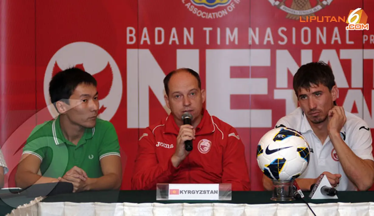 Meski hanya laga persahabatan namun pelatih Kyrgyzstan Sergey Dvoryankov (tengah) kepada wartawan di Jakarta pada Kamis 31 Oktober 2013 menegaskan tidak akan menganggap remeh permainan Timnas Indonesia (Liputan6.com/Helmi Fithriansyah)
