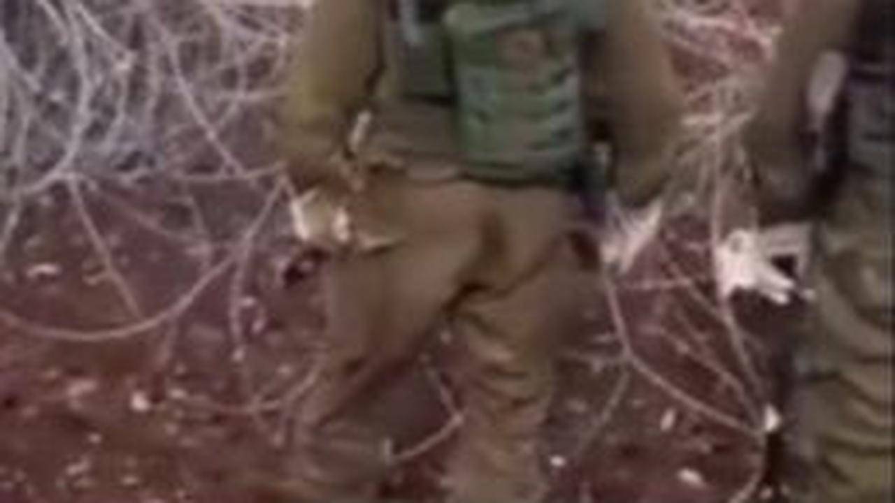 Dalam video, menunjukkan bagian belakang dari celana salah satu tentara yang terlihat basah.<br>