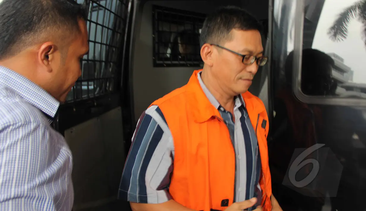 Ajudan Ketua DPRD Bangkalan Fuad Amin Imron, Abdul Rauf mengenakan rompi tahanan saat tiba di  KPK, Jakarta, Selasa (24/3). Abdul Rauf kembali diperiksa terkait kasus dugaan korupsi jual beli gas alam di Bangkalan, Jawa Timur. (Liputan6.com/Helmi Afandi)