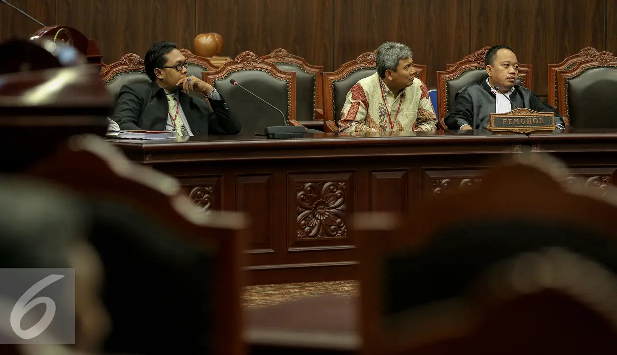 Sejumlah pemohon saat mengikuti sidang putusan di Gedung Mahkamah Konstitusi, Jakarta, Rabu (11/11). Sidang Pengujian UU No. 51 Tahun 2009 tentang perubahan kedua atas UU NO. 5 Tahun 1986 tentang Peradilan Tata Usaha Negara. (Liputan6.com/Faizal Fanani)