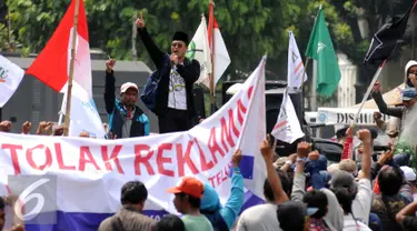  Ratusan nelayan dari pesisir teluk Jakarta melakukan aksi unjuk rasa di depan Istana Merdeka Jakarta, Kamis (21/4/2016). Dalam aksinya, mereka menolak reklamasi teluk Jakarta dan menolak penggusuran pemukiman nelayan. (Liputan6.com/Helmi Fithriansyah)