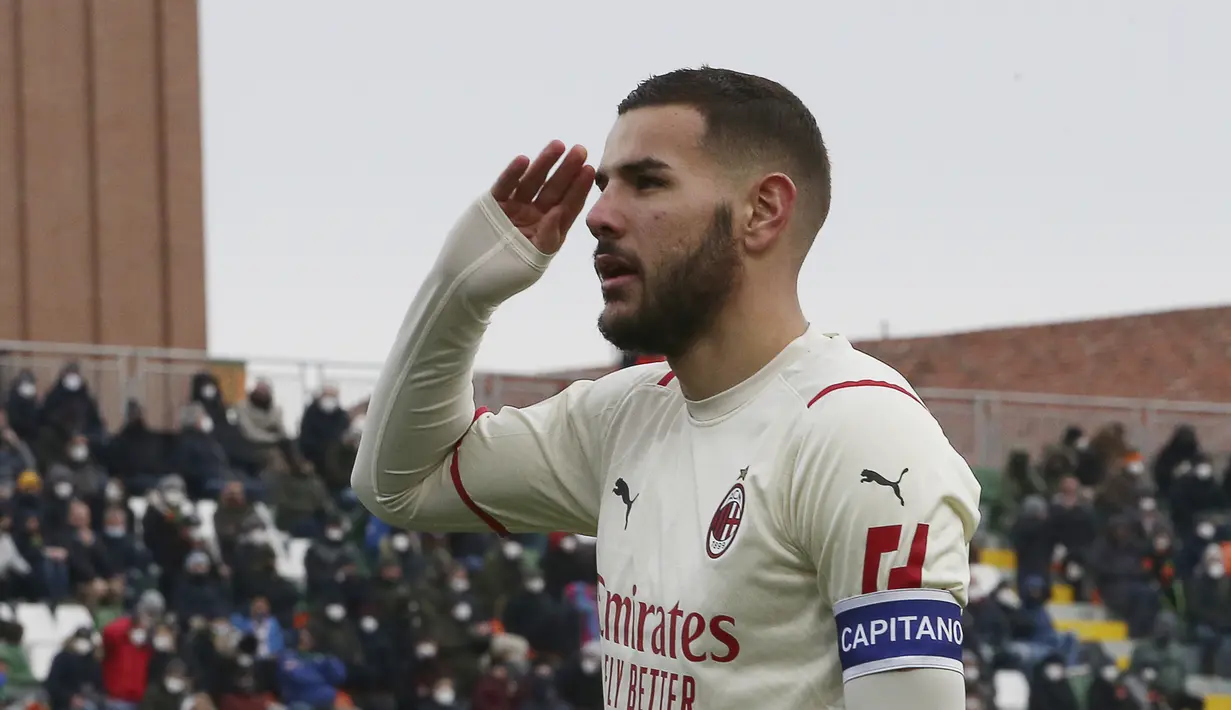 Bek AC Milan, Theo Hernandez berselebrasi usai mencetak gol ke gawang Venezia pada pertandingan lanjutan Liga Serie A Italia di stadion Penzo, Italia, Minggu (9/1/2022). Theo Hernandez mencetak dua gol dan mengantar AC Milan menang atas Venezia 3-0. (Paola Garbuio/LaPresse via AP)