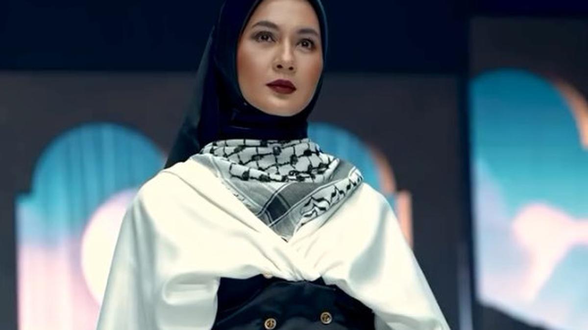 Pesona Megah Paula Verhoeven dengan Dress Hitam Putih dan Makeup Bold Saat Peragakan Busana Zaskia Sungkar