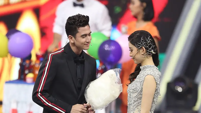 [Bintang] Romantisme Sinetron Musikal Siapa Takut Jatuh Cinta di Panggung SCTV Awards