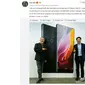 Desainer Philippe Starck dan CEO Xiaomi Leijun berpose bersama Mi MIX. Lei membocorkan desain untuk Mi MIX II dalam akun Weibo-nya.  (Sumber: Weibo Lei Jun)