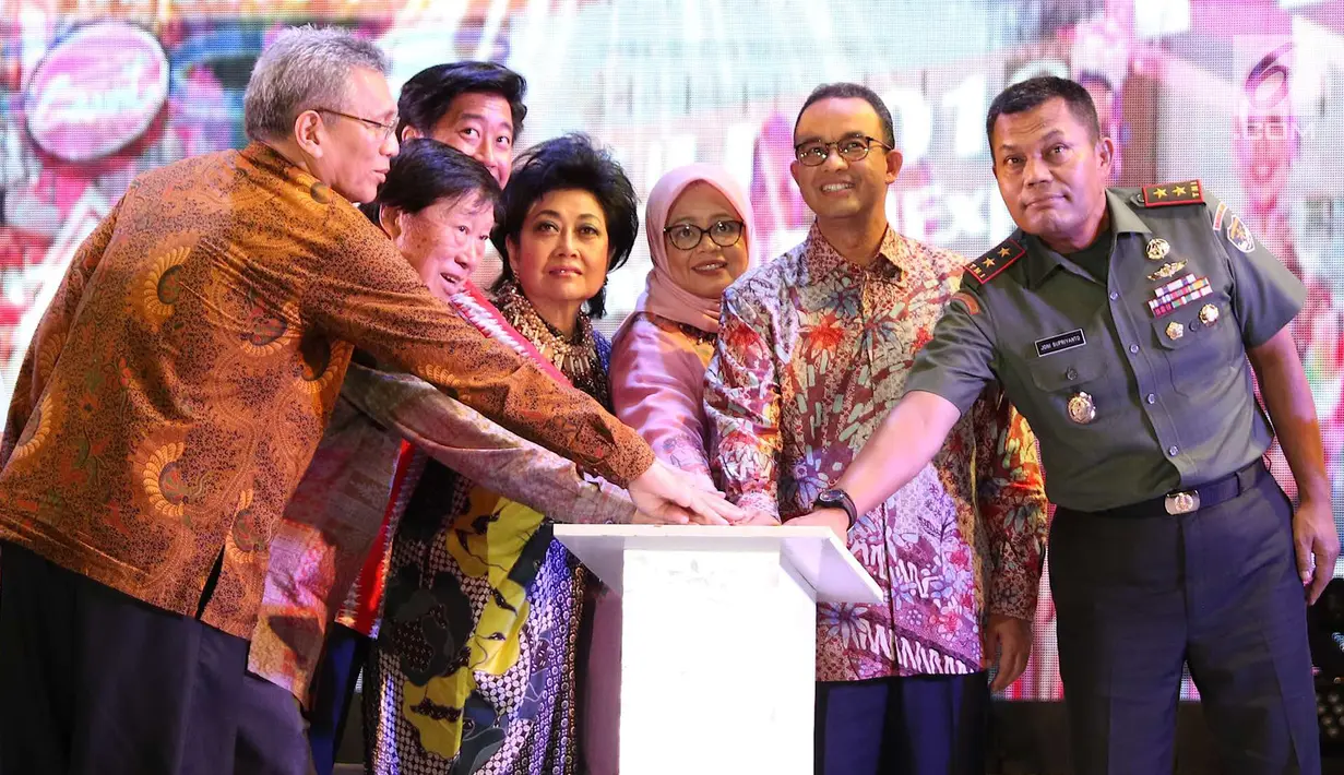 Gubernur DKI Jakarta Anies Baswedan (kedua kiri) menekan tombol saat pembukaan event Jakarta Fair 2018 di JIExpo Kemayoran, Jakarta Pusat, Rabu (23/5). (Liputan6.com/Immanuel Antonius)
