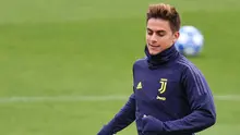 Pemain Juventus, Paulo Dybala, tampak rileks saat latihan di Turin, Senin (2/10/2018). Latihan ini merupakan persiapan jelang laga Liga Champions melawan Young Boys. (AFP/Marco Bertorello)