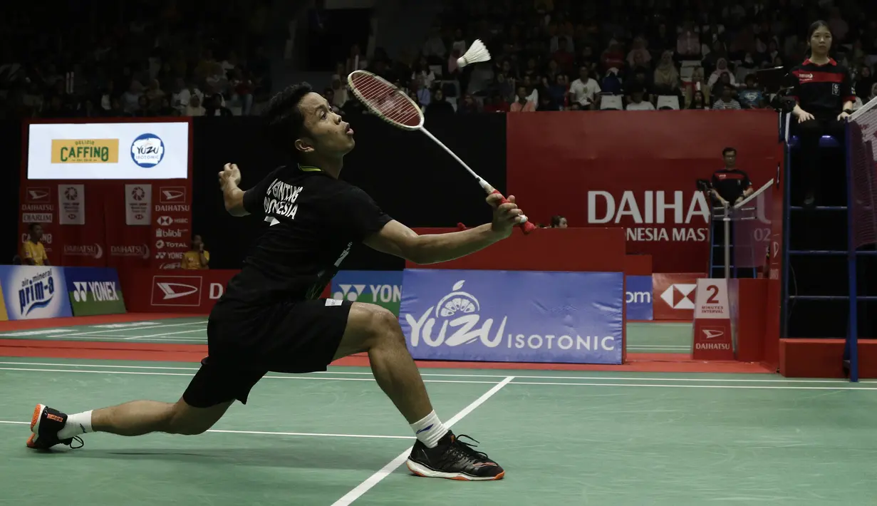 Tunggal putra Indonesia, Anthony Sinisuka Ginting, saat menghadapi tunggal China, Huang Yu Xiang, pada laga Indonesia Masters 2020 di Istora Senayan, Jakarta, Jumat (17/1). Anthony Ginting menang 21-11, 21-14 atas Huang Yu Xiang. (Bola.com/Yoppy Renato)