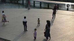 Anak-anak bermain di Waduk Mookervart di Kalideres, Jakarta Barat, Minggu (9/5/2021). Waduk Mookervart tersebut dimanfaatkan oleh warga sekitar untuk ngabuburit atau menunggu waktu berbuka puasa tiba. (Liputan6.com/Angga Yuniar)