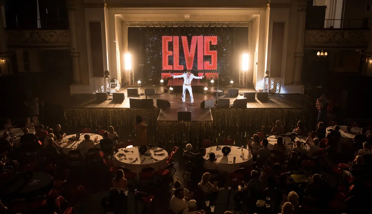 Suasana saat penyanyi Jason Dale tampil dalam pembukaan 'Perayaan Elvis 2018' di Blackpool Winter Gardens, Barat Laut Inggris, Jumat (29/6). Festival memperingati Elvis Presley ini digelar selama tiga hari. (Oli SCARFF/AFP)