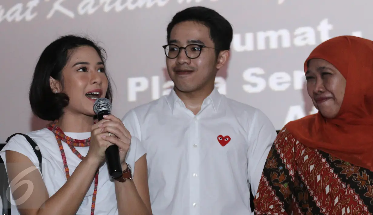 Dian Sastro (kiri) memberikan komentar usai film Kartini diputar di kawasan Senayan, Jakarta, Jumat (7/4). Dian Sastro mengaku merasa sehati dengan Kartini. (Liputan6.com/Herman Zakharia)