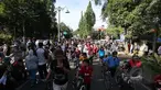 Ribuan warga memadati Hari Bebas Kendaraan (Car Free Day) di sepanjang Jalan Dago, Bandung, Minggu (26/4/2015). CFD dimanfaatkan warga untuk menikmati suasana Bandung bebas dari asap kendaraan bermotor. (Liputan6.com/Herman Zakharia)