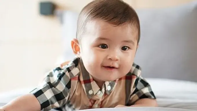 Rafa yang sudah bisa tengkurap/copyright instagram/raphaelmoeis