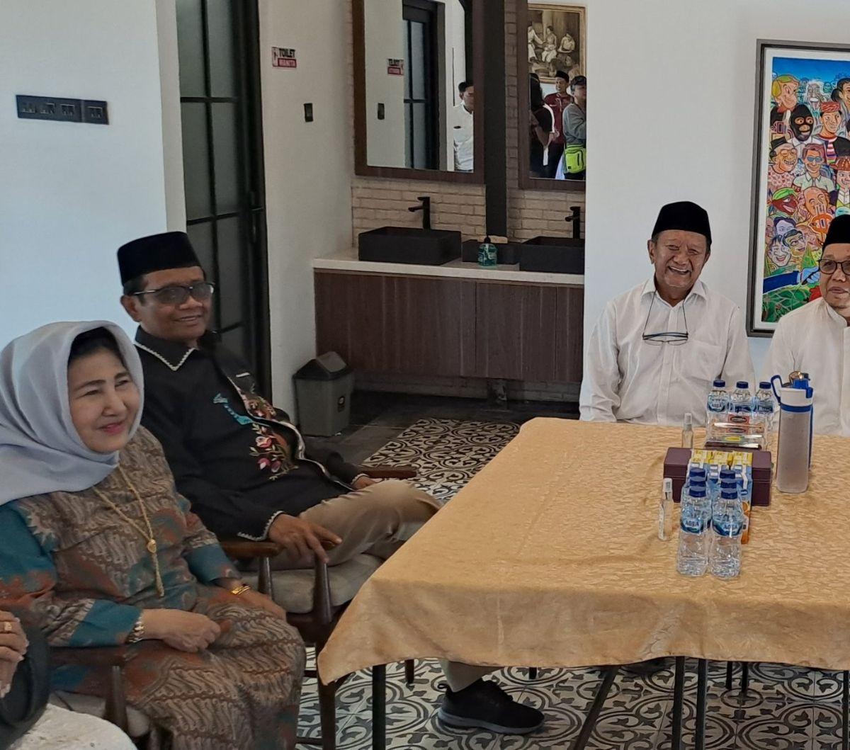Mahfud MD terlihat juga mengajak istrinya yakni Zaizatun Nihayati.<br><br>Mereka terlihat duduk sambil berbincang-bincang hangat di satu meja bersama teman-teman dan kolega keluarga Ganjar. Foto: merdeka.com / Purnomo Edi
