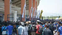 Ratusan bobotoh Persib antre beli tiket menjelang laga Persib vs Mitra Kukar di Stadion Si Jalak Harupat, Sabtu (10/10/2015) petang WIB. (Bola.com/Bagas Rahadyan)