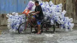 Hujan terus mengguyur setelah Topan Doksuri dan Topan Egay berturut-turut melewati negara itu menyebabkan banjir di beberapa kota dan provinsi. (AP Photo/Aaron Favila)