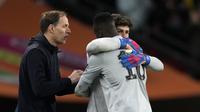 Manajer Chelsea Thomas Tuchel mengganti kiper Edouard Mendy dengan Kepa Arrizabalaga pada laga final Carabao Cup melawan Liverpool di Stadion Wembley, Minggu, 27 Februari 2022. (foto: AP Photo /Alastair Grant)