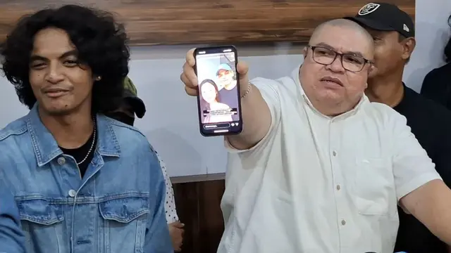 Vadel Badjideh bersama Martin Badjideh, kakaknya, mendatangi Polres Metro Jakarta Selatan