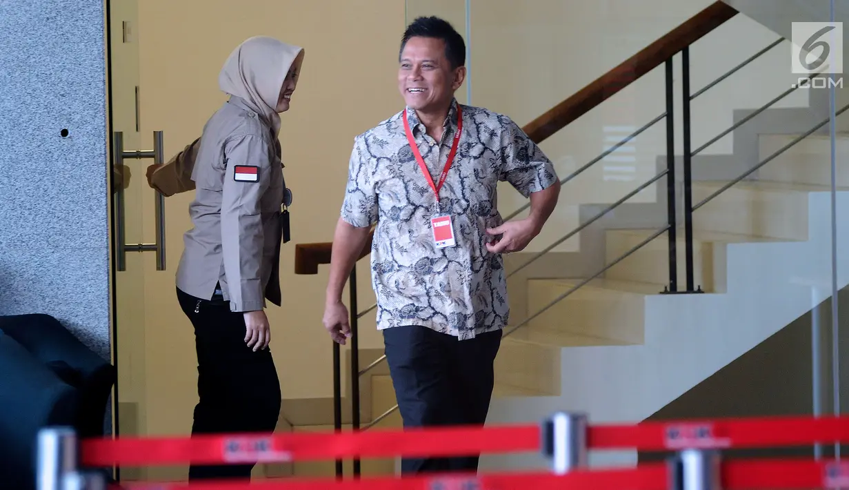 Dirut PT Mugi Rekso Abadi, Soetikno Soedarjo (kanan) usai menjalani pemeriksaan di gedung KPK, Jakarta, Selasa (23/2). Soetikno diperiksa sebagai saksi dugaan korupsi pengadaan mesin dan pesawat di PT Garuda Indonesia. (Liputan6.com/Helmi Fithriansyah)