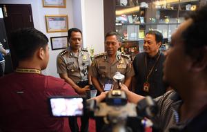 Asdep Pengelolaan Pembinaan Sentra dan SKO Kemenpora, Bayu Rahadian bersama Kabag Ren Rojianstra Staf Sumber Daya Manusia (SDM) Polri dan Kombes Pol Edy Murbowo di Ruang Rapat Deputi Bidang Pembudayaan Olahraga, Kantor Kemenpora, Jakarta.