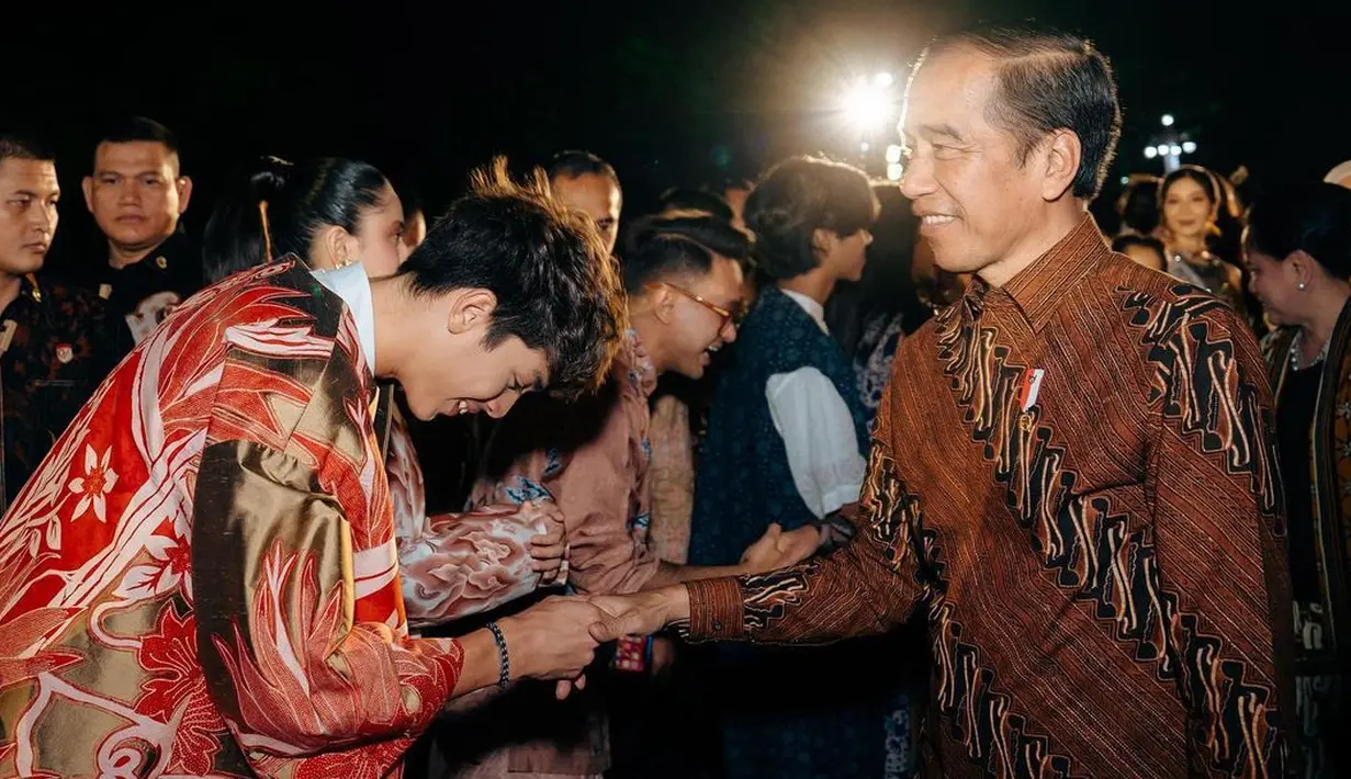 Pemeran Zaenab itu tidak menyangka mendapat kesempatan bersalaman dengan Presiden RI Joko Widodo. Bahkan, sang buah hati begitu senang bisa bersalaman dengan orang nomor satu tersebut. 
 [Instagram/maudykoesnaedi]