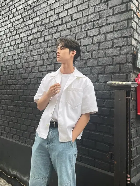 Seperti potret ini, Bright tampil kece dengan kemeja putih dan inner warna senada, dipadukan dengan celana jeans. @bbrightvc.