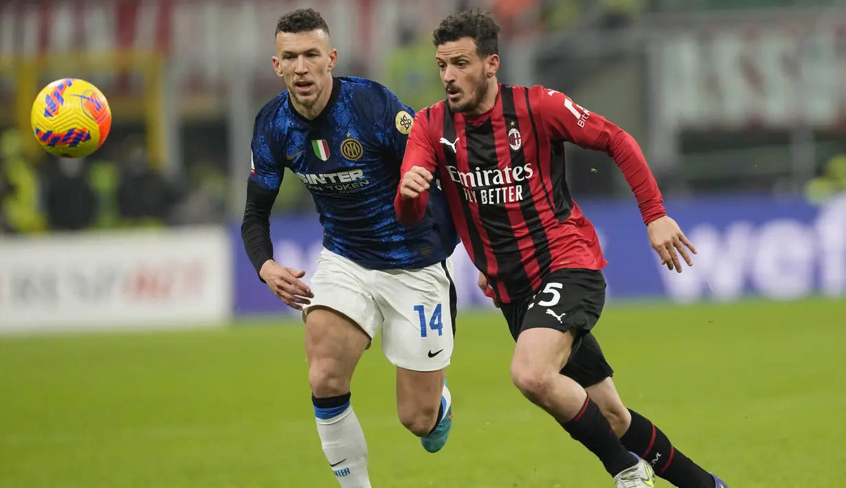 Penguasaan bola kedua tim nyaris berimbang selama 90 menit. AC Milan unggul tipis dalam penguasaan bola yaitu 52 persen berbanding 48 persen untuk Inter. (AP/Antonio Calanni)
