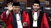 Ketua Mahkamah Konstitusi (MK) terpilih Anwar Usman (kanan) dan Hakim Konstitusi Arief Hidayat usai acara pengucapan sumpah jabatan Ketua dan Wakil Ketua MK di gedung MK, Jakarta, Senin (2/4). (Liputan6.com/Immanuel Antonius)
