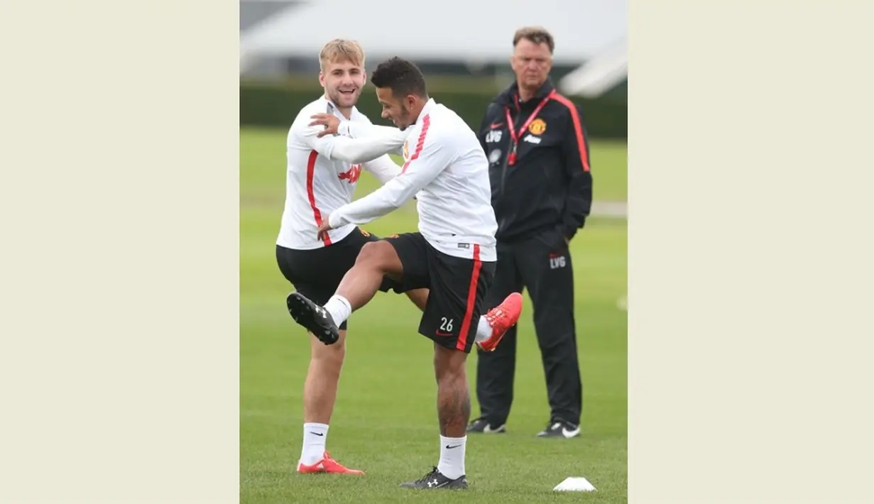 Memphis Depay yang baru direkrut Manchester United dari PSV Eindhoven menjalani latihan perdana bersama anggota tim MU di bawah pengawasan langsung sang pelatih, Louis van Gaal.. (www.manutd.com)