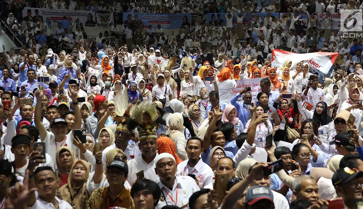 Suasana pembekalan relawan Prabowo-Sandi di Padepokan Silat Taman Mini Indonesia Indah, Jakarta, Jumat (15/3). Pembekalan kepada ratusan relawan tersebut dalam rangka persiapan memenangkan Prabowo-Sandi di Pilpres 2019. (Liputan6.com/Immanuel Antonius)