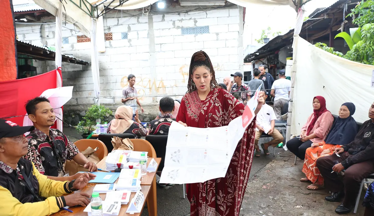 Melalui tangkapan kamera fotografer, Sania terlihat mengenakan kaftan corak batik warna merah merona.  [Foto: KLY/Budy Santoso]