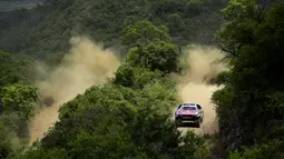 Pereli dari tim Peugeot, Stephane Peterhansel dan co-driver Jean Paul Cottret, saat beraksi di Etape 12 Reli Dakar 2016 antara San Juan dan Villa Carlos Paz di Argentina, (15/1/2016). (AFP/Franck Fife)