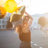 Ilustrasi dress ulang tahun (Photo by Vladimir Fedotov on Unsplash)