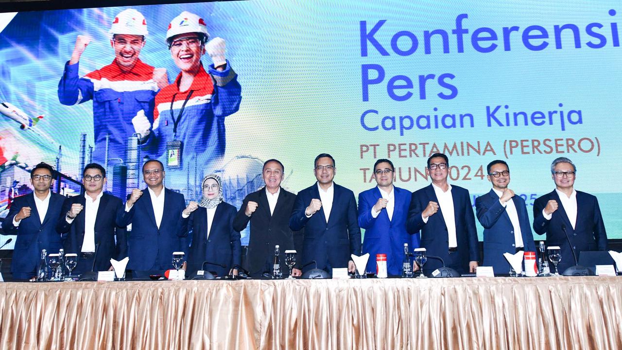 Direktur Utama Pertamina Simon Aloysius Mantiri dalam Konferensi Pers Laporan Rapat Umum Pemegang Saham (RUPS) Tahun Buku 2024