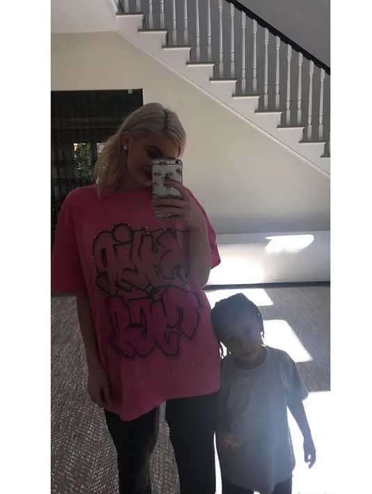 Namun di sisi lain Aceshowbiz melaporkan bahwa hal ini hanya rumor yang tidak benar. Berdasarkan berita yang dilansir Gossip Cop, King Cairo tidak pernah meminta untuk mengubah namanya menjadi Kardashian. (Instagram/kyliejenner)