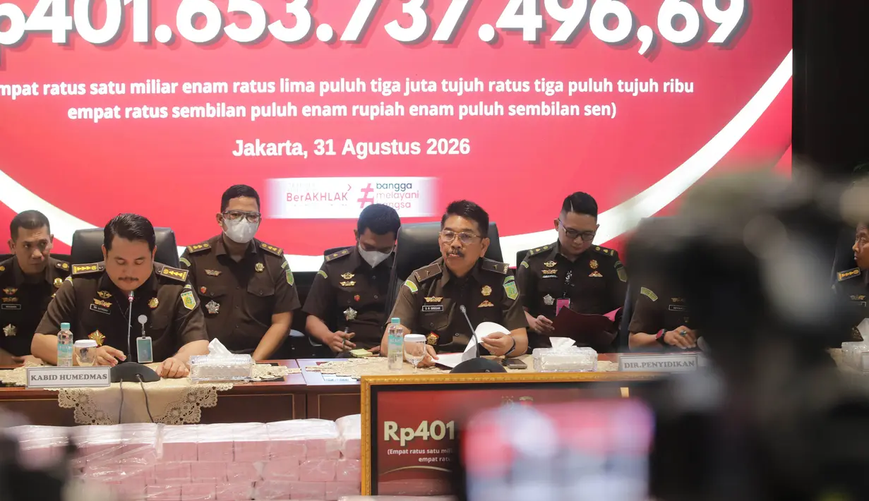Direktur Penyidikan Jampidsus Kejagung Saiful Bahri Siregar (kanan) bersama Kepala Bidang Hubungan Media dan Kehumasan Puspenkum Kejagung Tri Sutrisno (kiri) memberikan keterangan terkait kasus dugaan korupsi tata kelola nikel di Gedung Bundar, Kejaksaan Agung, Jakarta, Senin, 31 Agustus 2026. (KLY/Arie Basuki).