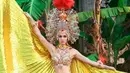 Menyusul kemudian Dana Tomuta dari spanyol yang meraih juara ketiga Best National Costume bertemakan karnaval. Warna kuning dan merah yang mendominasi rupanya terinspirasi dari warna bendera negaranya lho!. (Instagram/sweetpageants_).