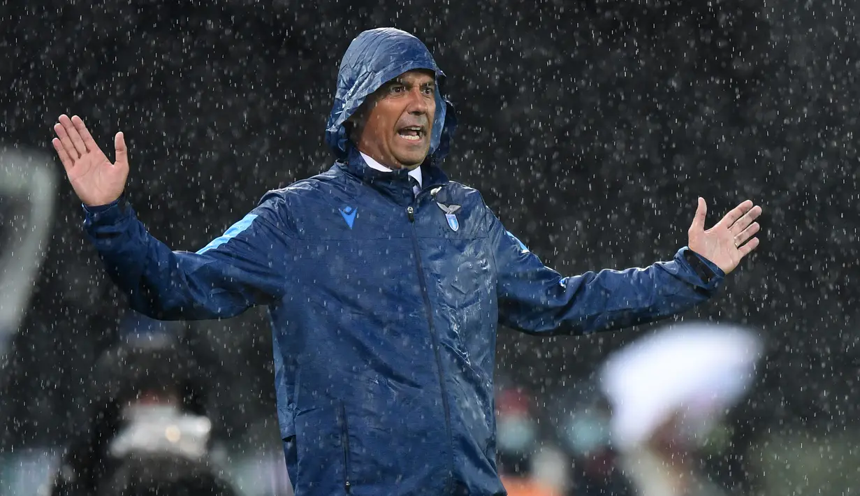 Pelatih Lazio, Simone Inzaghi, memperhatikan pemainnya saat menghadapi Udinese pada laga lanjutan Serie A pekan ke-33 di Dacia Arena, Kamis (16/7/2020) dini hari WIB. Lazio bermain imbang 0-0 atas Udinese. (AFP/Miguel Medina)
