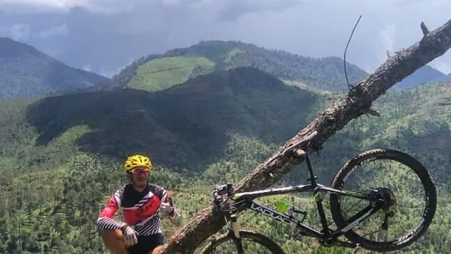 Pesepedah menjajal jalur di Gunung Pacet  atau dikenal Bukit Nyawana @ramdhanfirman