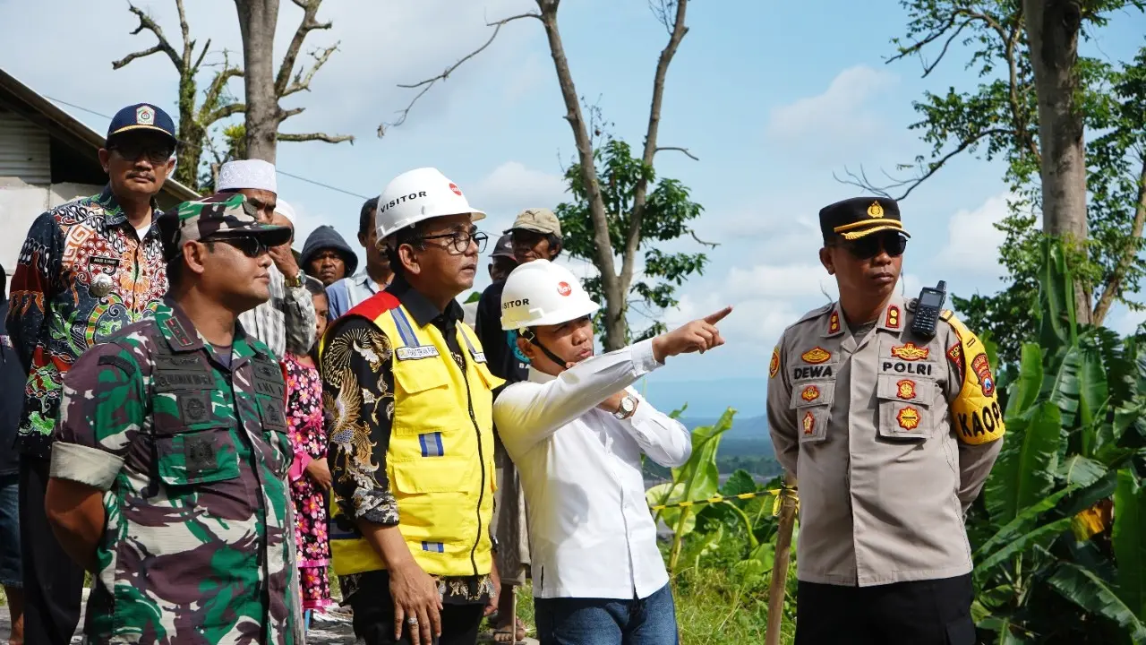 Bupati Lumajang Thoriqul Haq bersama BBPJN Jawa Timur – Bali,  memantau jalan Piketnol-59 yang amblas akibat digerus air hujan. (Istimewa)