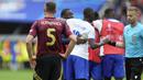 Reaksi kecewa bek Timnas Belgia, Jan Vertonghen di tengah perayaan kemenangan para pemain Timnas Prancis setelah berakhirnya laga babak 16 besar Euro 2024 di Merkur Spiel-Arena, Dusseldorf, Jerman, Senin (1/7/2024). (AP Photo/Darko Vojinovic)