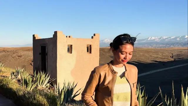 Gaya Stylish Yuki Kato di Maroko, Outfit Serba Nude yang Selaras dengan Lanskap Kota