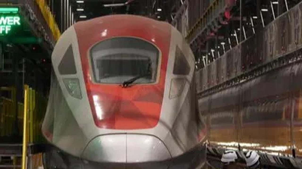 "Itu juga masih dibuka kesempatan bapak/ibu nyoba, kalau enggak keliru nanti bulan Oktober sebelum nanti resmi Kereta Cepat," kata Menko Luhut.&nbsp;