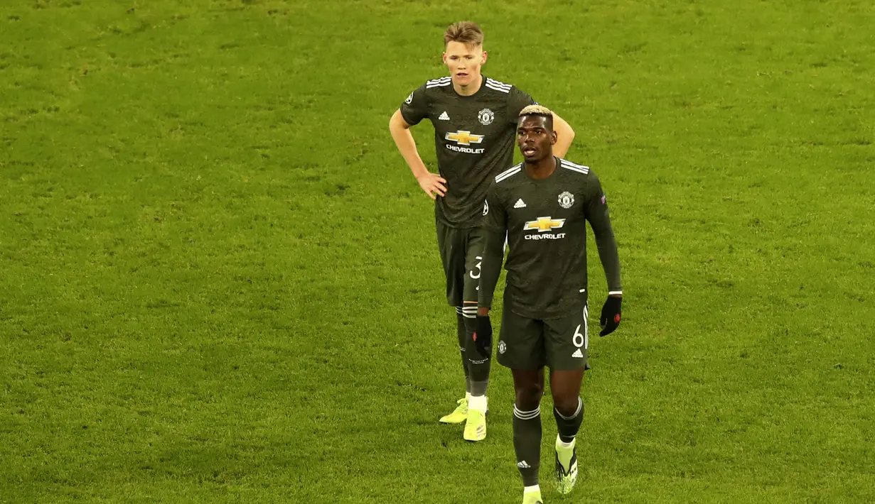 Gelandang Manchester United, Paul Pogba, tampak kecewa usai ditaklukkan RB Leipzig pada laga Liga Champions di Red Bull Arena, Rabu (9/12/2020). MU takluk dengan skor 3-2. (ANNEGRET HILSE / POOL / AFP)
