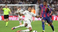 Bek Real Madrid asal Brasil #03, Eder Militao, menjegal penyerang Barcelona asal Inggris #14, Marcus Rashford, dalam pertandingan Liga Spanyol antara Real Madrid CF dan FC Barcelona di Stadion Santiago Bernabeu, Madrid, pada 26 Oktober 2025. (Oscar DEL POZO/AFP)
